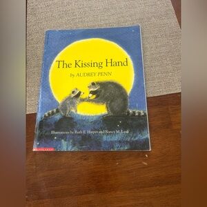 The Kissing Hand book‎